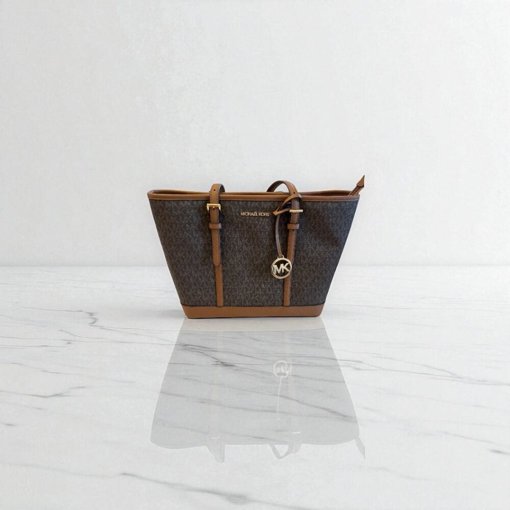 Michael Kors Signature Tote – Iconic Style & Everyday Function